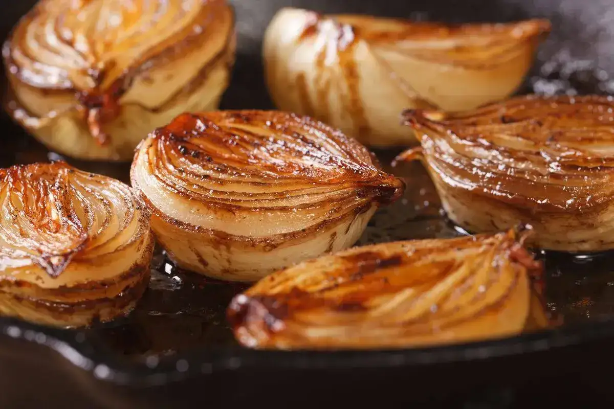 Cipolle caramellate bimby, dorate e succulente, cotte lentamente in padella per un sapore dolce e intenso.