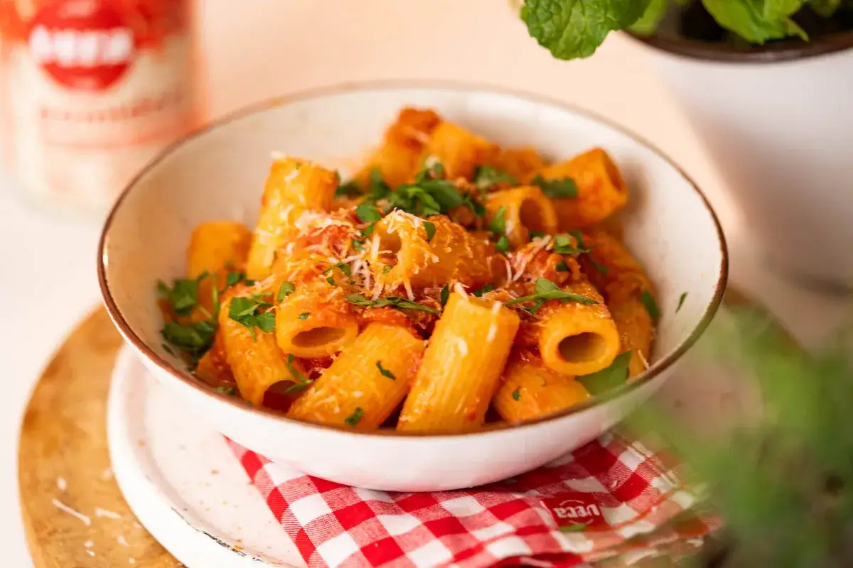 Pyszne rigatoni w sosie pomidorowym z parmezanem i natką pietruszki. Idealne do przygotowania według przepisu na guanciale.