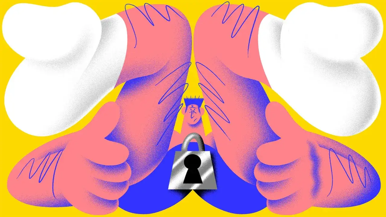 Un uomo con un lucchetto davanti, circondato da mani che sembrano proteggere o giudicare, evocando temi di privacy e sesso gay.