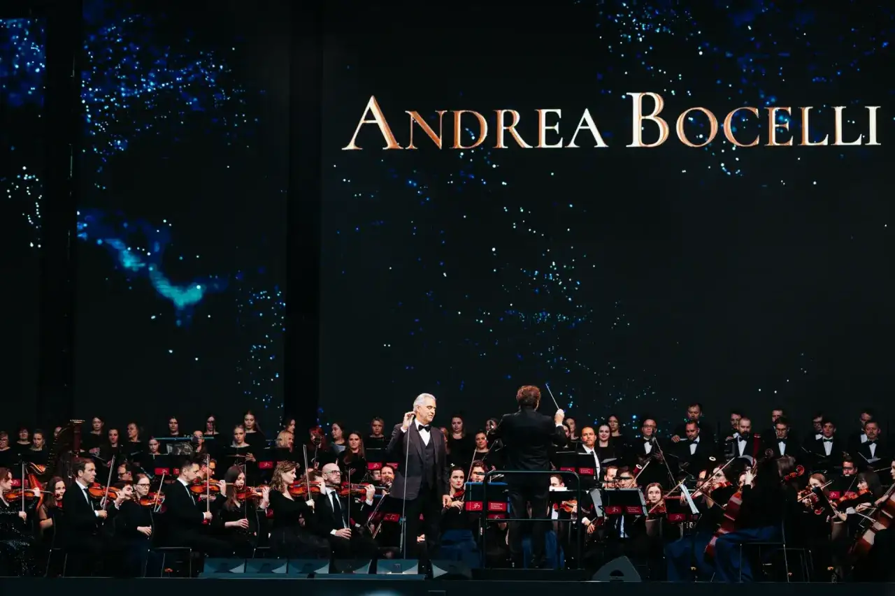 Andrea Bocelli koncert 2026. Wspaniały występ z orkiestrą na tle gwieździstego nieba.