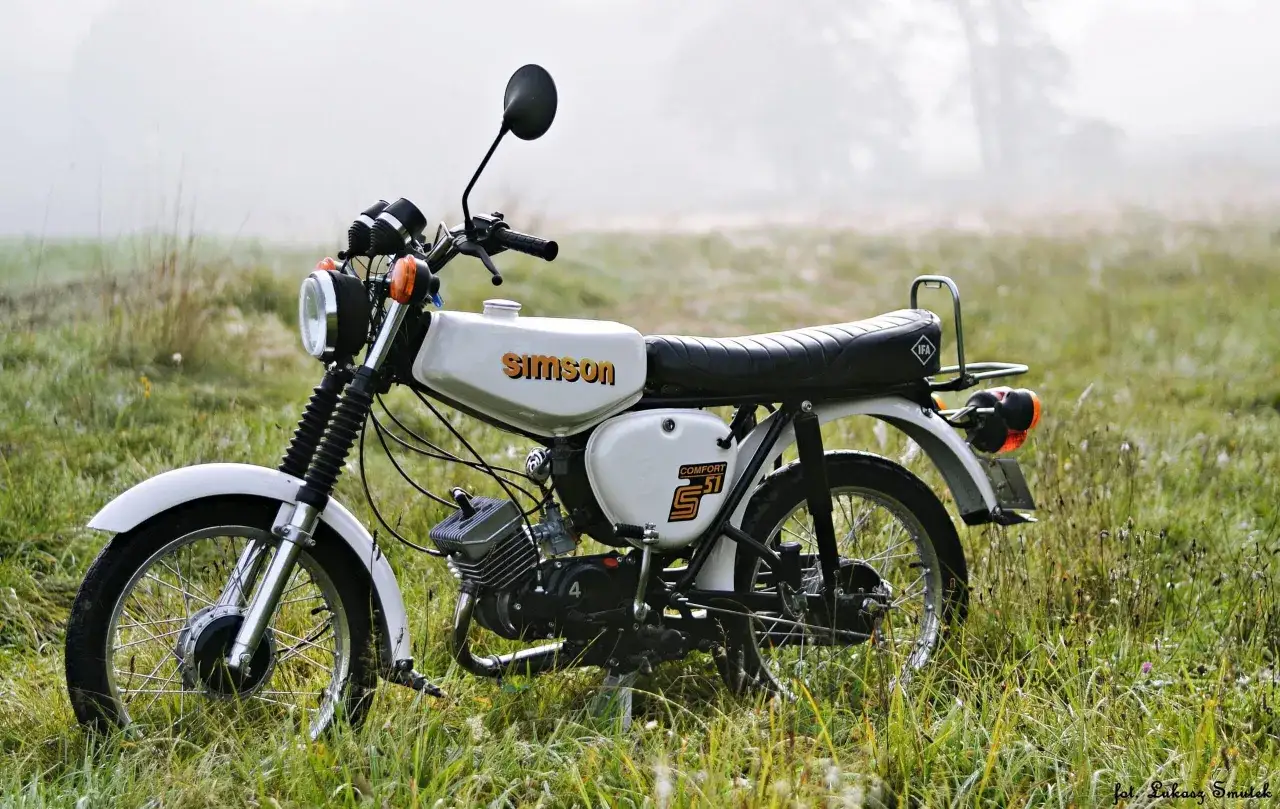 Biały Simson S51 Comfort na tle mglistego poranka. Zastanawiasz się, ile pali Simson S51? Ten klasyk z pewnością zachwyca.