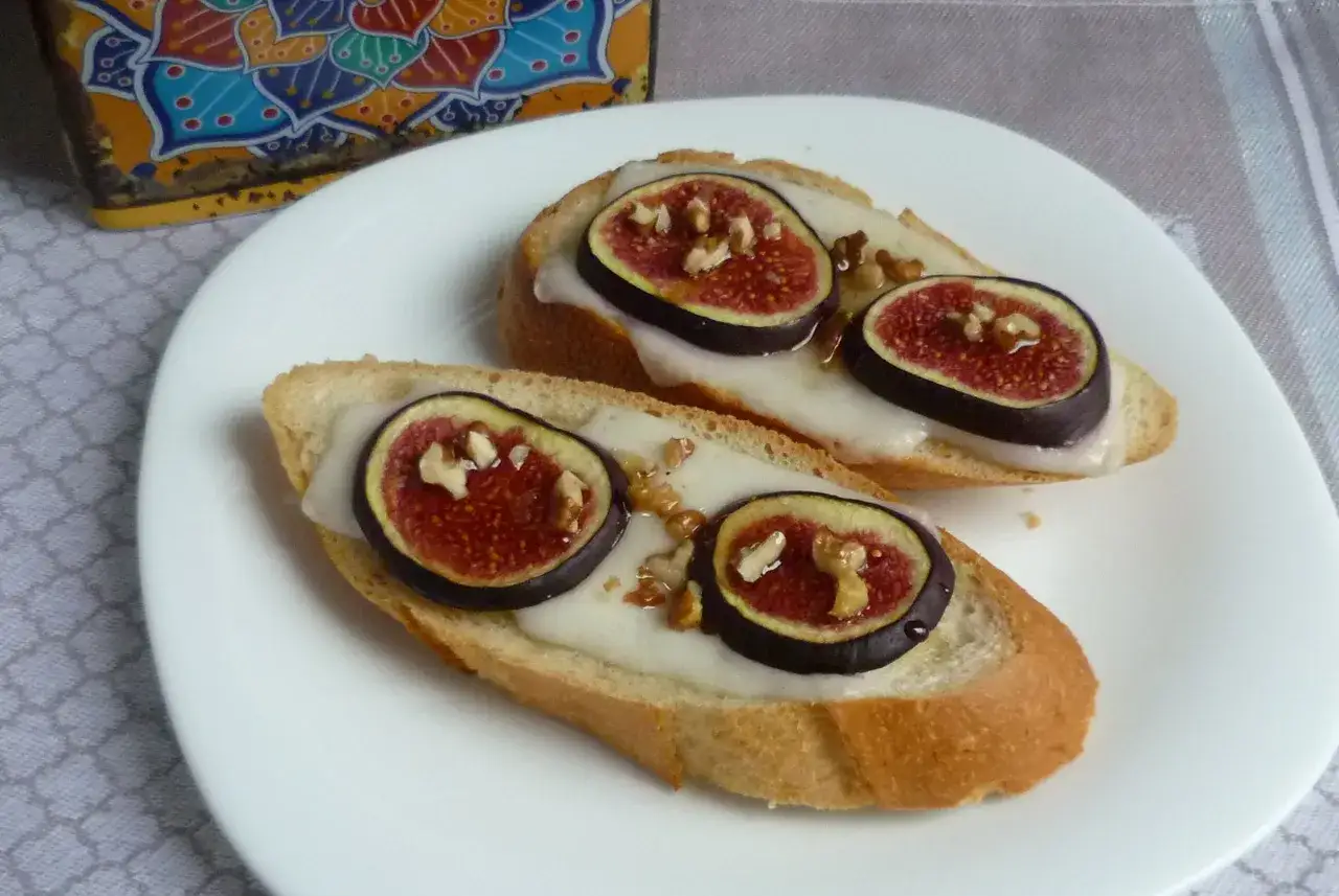 kanapka z kozim serem figą i miodem