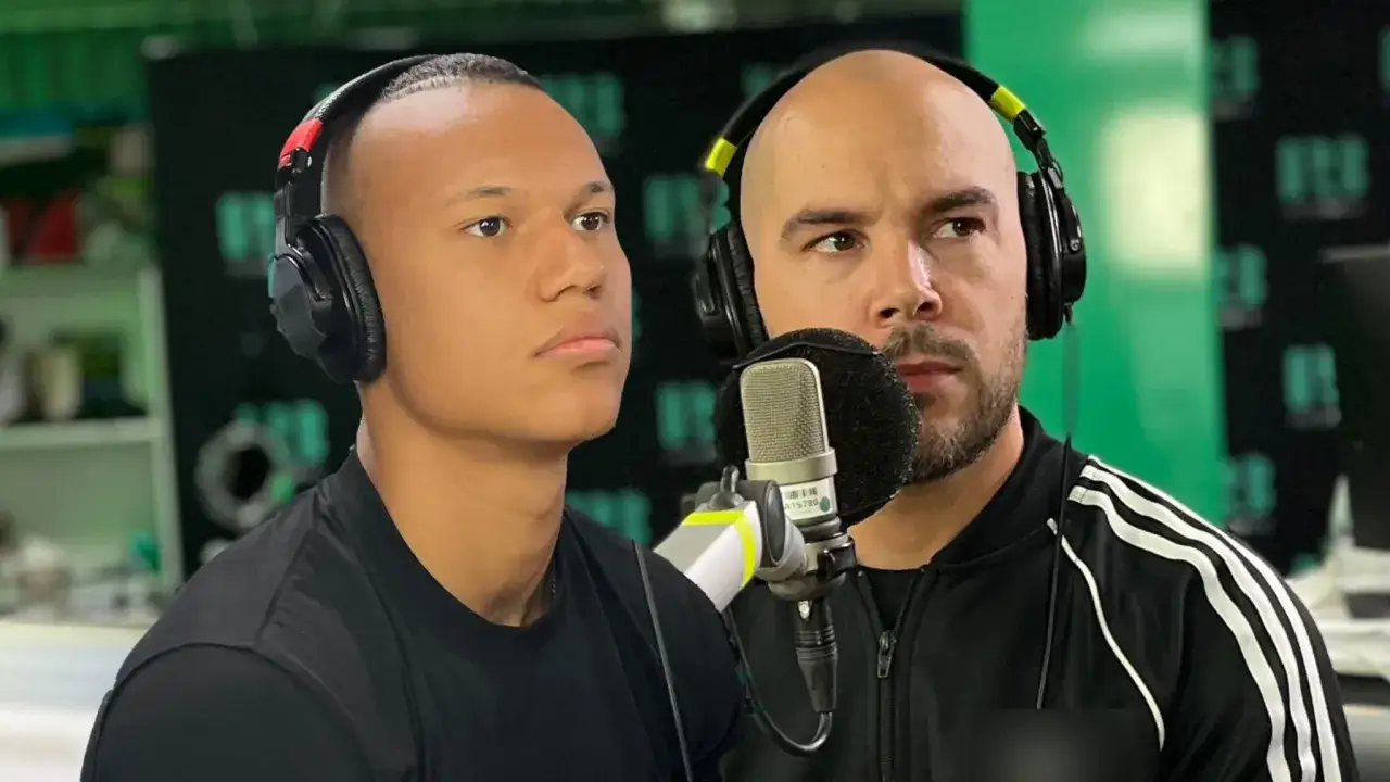 Nicolas Lunabba och Elijah i studion, redo f&ouml;r s&auml;ndning.