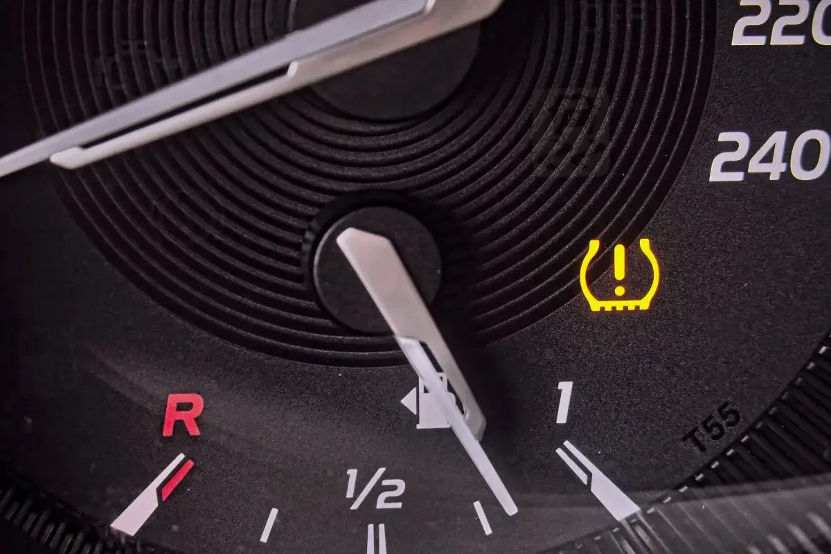 Kontrolka TPMS Toyoty sygnalizuje problem z ciśnieniem w oponach. Programowanie czujników TPMS jest kluczowe dla bezpieczeństwa.