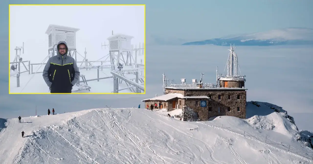 Człowiek na Kasprowym Wierchu, gdzie wysokość sprzyja zimowej aurze. W tle budynek obserwatorium meteorologicznego i ośnieżone szczyty.