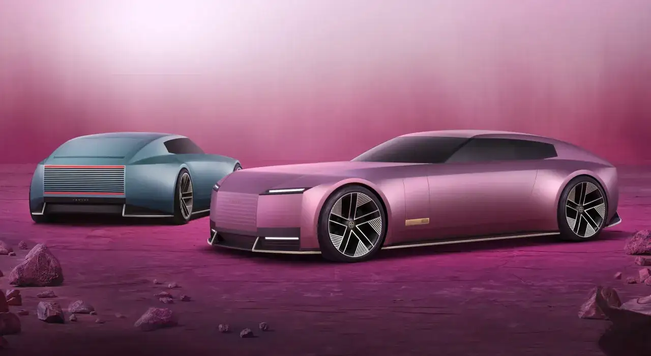 Dwa futurystyczne samochody koncepcyjne, jeden różowy, drugi niebieski, prezentują nowy jaguar w nowoczesnym wydaniu.