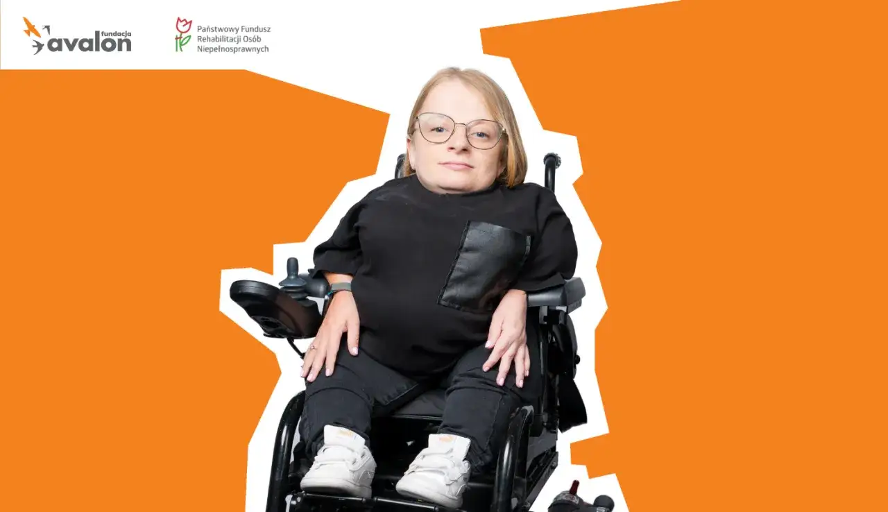 Kobieta w okularach siedzi na wózku elektrycznym, wspierana przez Fundację Avalon. Jej niepełnosprawność neurologiczna nie ogranicza jej siły.