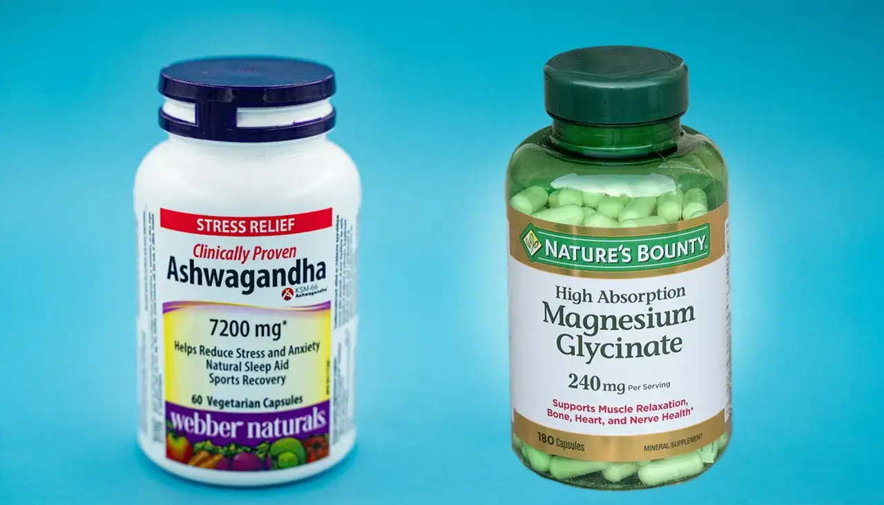 Due flaconi di integratori: Ashwagandha per ridurre stress e ansia, supportata da ashwagandha studi scientifici, e Magnesio Glicinato per il rilassamento muscolare.