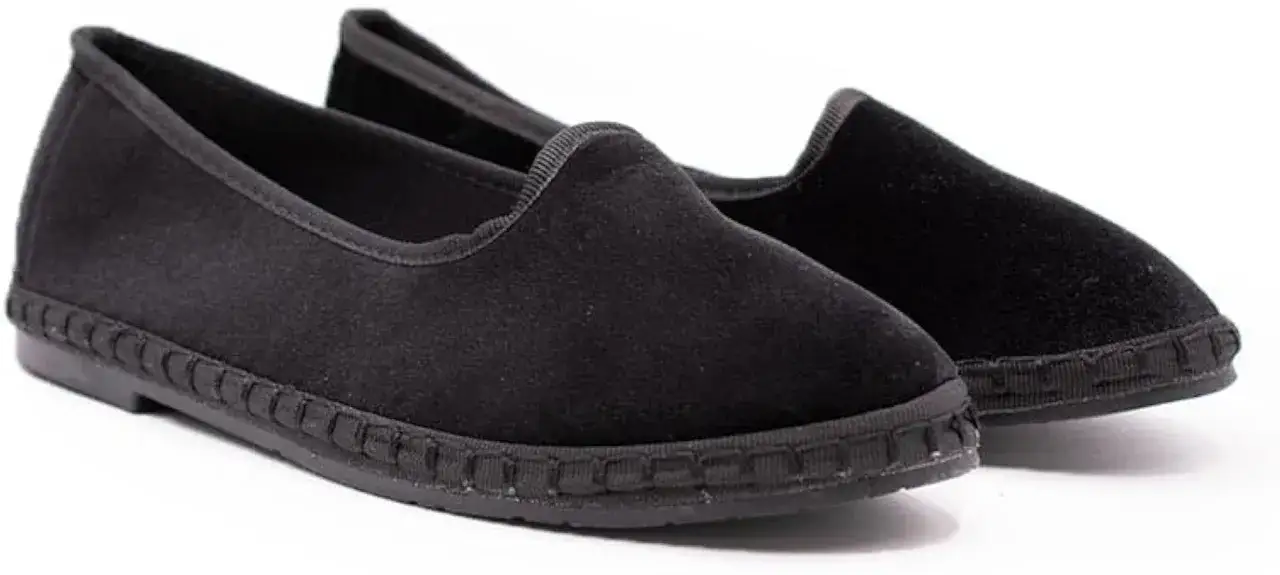 Scarpa veneziana nera in velluto, con suola in corda intrecciata. Elegante e comoda, perfetta per ogni occasione.