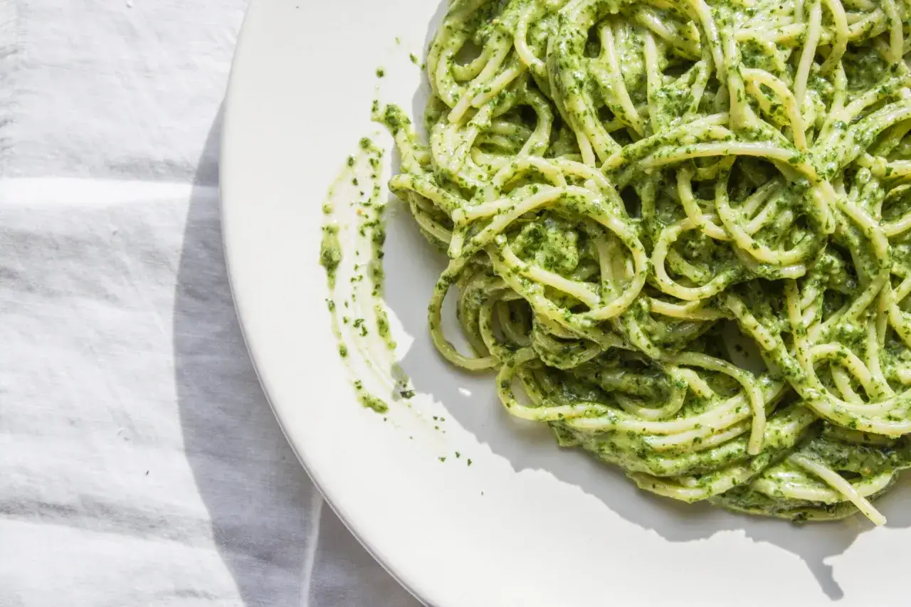 Spaghetti mit cremigem Rucola Pesto ohne Parmesan, ein leichter Genuss.