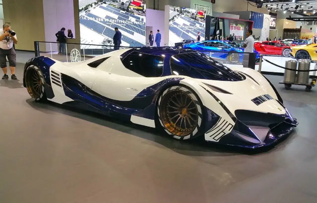 Devel Sixteen, un coche de ensue&ntilde;o con velocidad m&aacute;xima impresionante, exhibido en un evento automovil&iacute;stico.