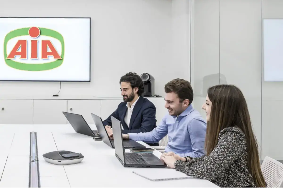 Team del reparto risorse umane AIA in riunione, concentrati sui loro laptop.
