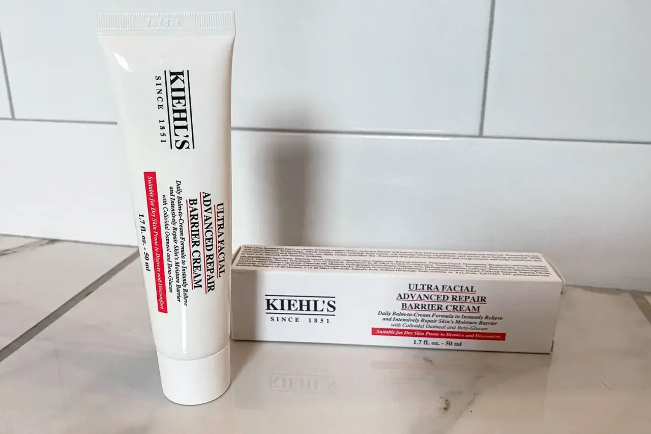 Tube et bo&icirc;te de pommade eczema Kiehl's Ultra Facial Advanced Repair Barrier Cream, id&eacute;ale pour peaux s&egrave;ches.