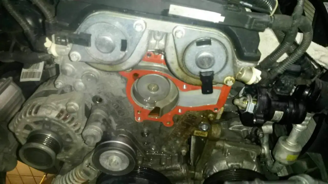 Motorraum eines Opel Mokka, Wasserpumpe freigelegt. Kosten f&uuml;r den Wechsel der Wasserpumpe im Opel Mokka sind hier zu sehen.