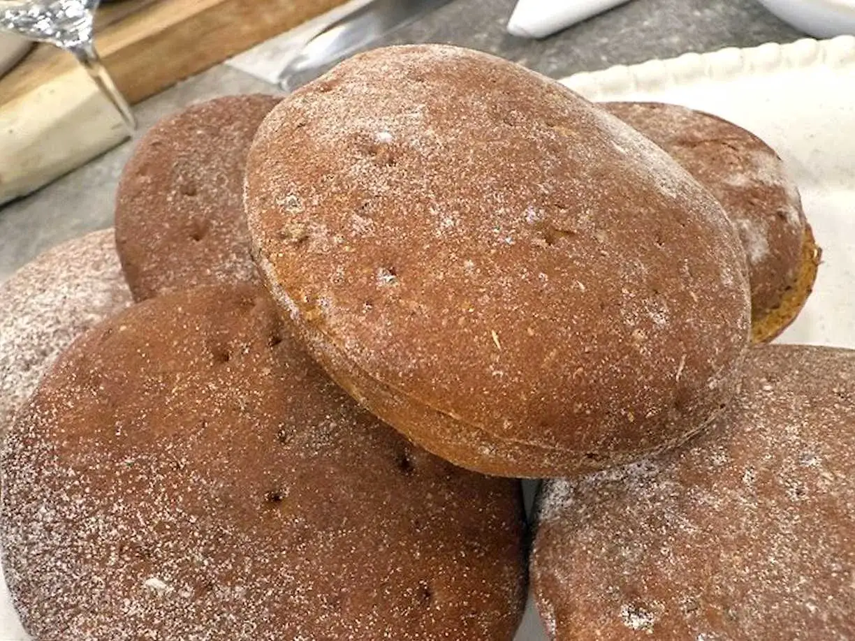 Färska rågkakor, perfekta för ett gott rågkaka recept. Dessa bröd ser hembakade ut och är pudrade med lite mjöl.