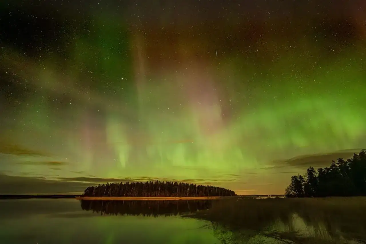 Aurora nad jeziorem w Finlandii. Niesamowite zjawisko, które warto zobaczyć. Finlandia ciekawostki.