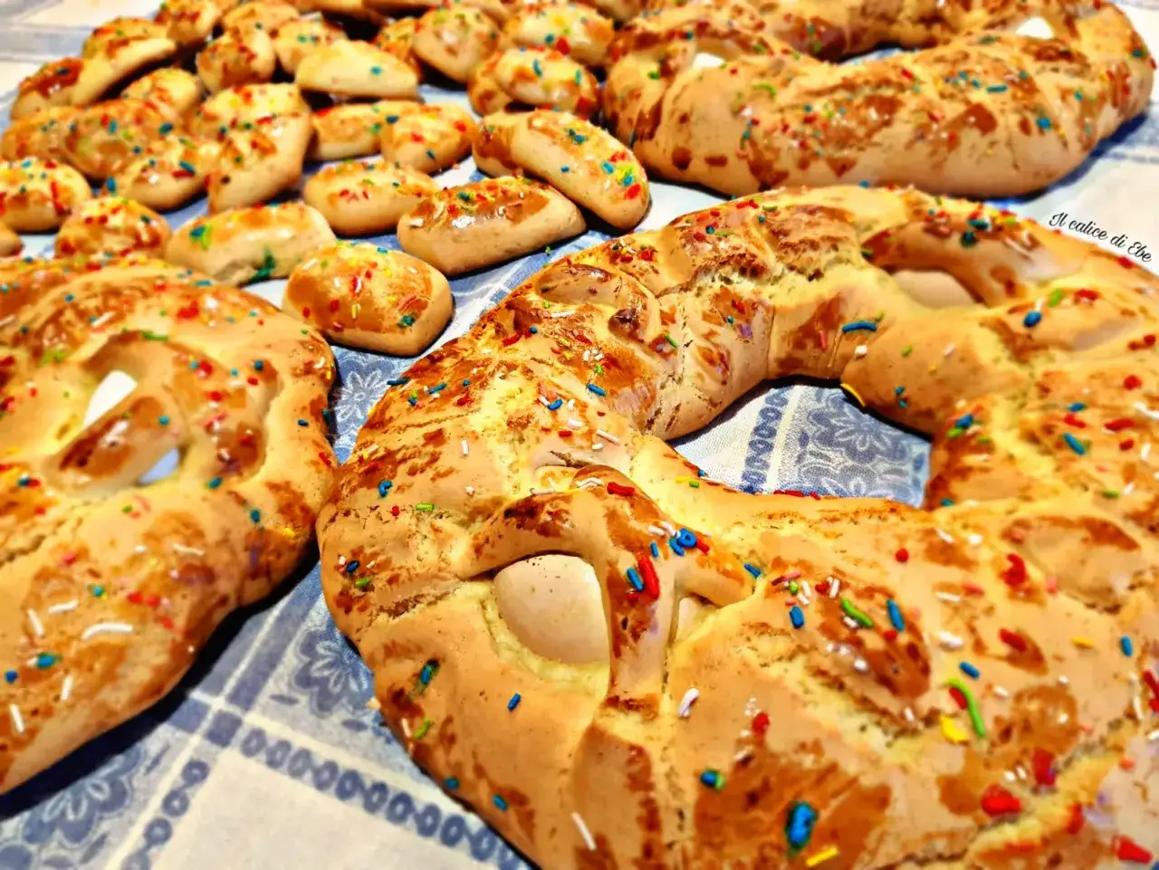 Dolci cuzzupe calabresi morbide, decorate con colorate codette, pronte per essere gustate.