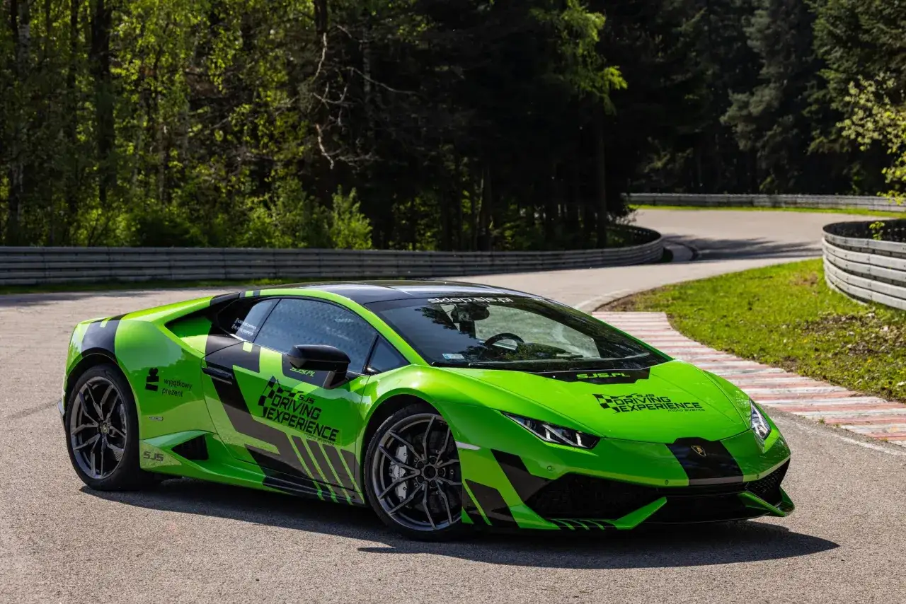 Zielone Lamborghini na torze wyścigowym. Zastanawiasz się, ile kosztuje przejazd takim autem? To niezapomniane wrażenia!