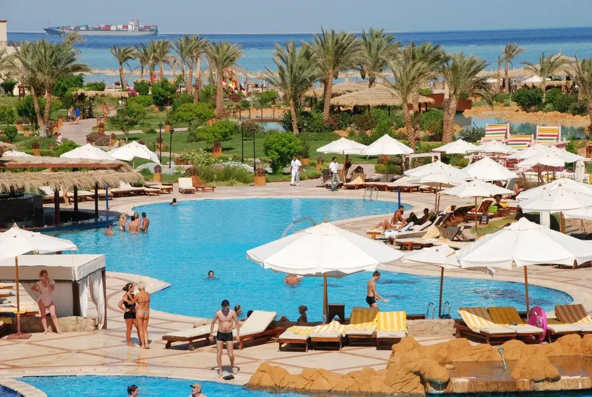 Basen w Regency Plaza Aqua Park Spa. Opinie gości potwierdzają, że to idealne miejsce na relaks.