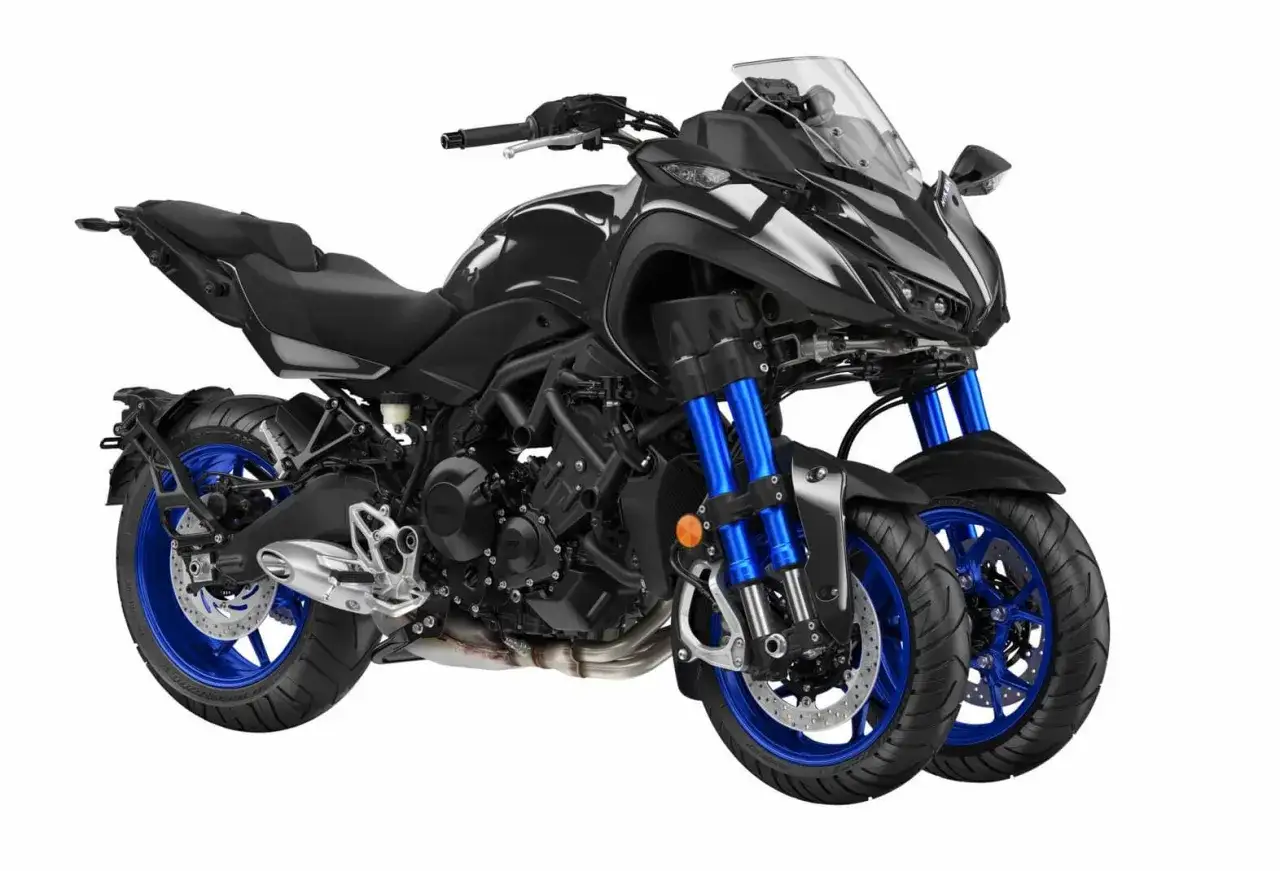 Moto negra con dos ruedas delanteras y horquillas azules brillantes. Un diseño futurista para conquistar cualquier camino.