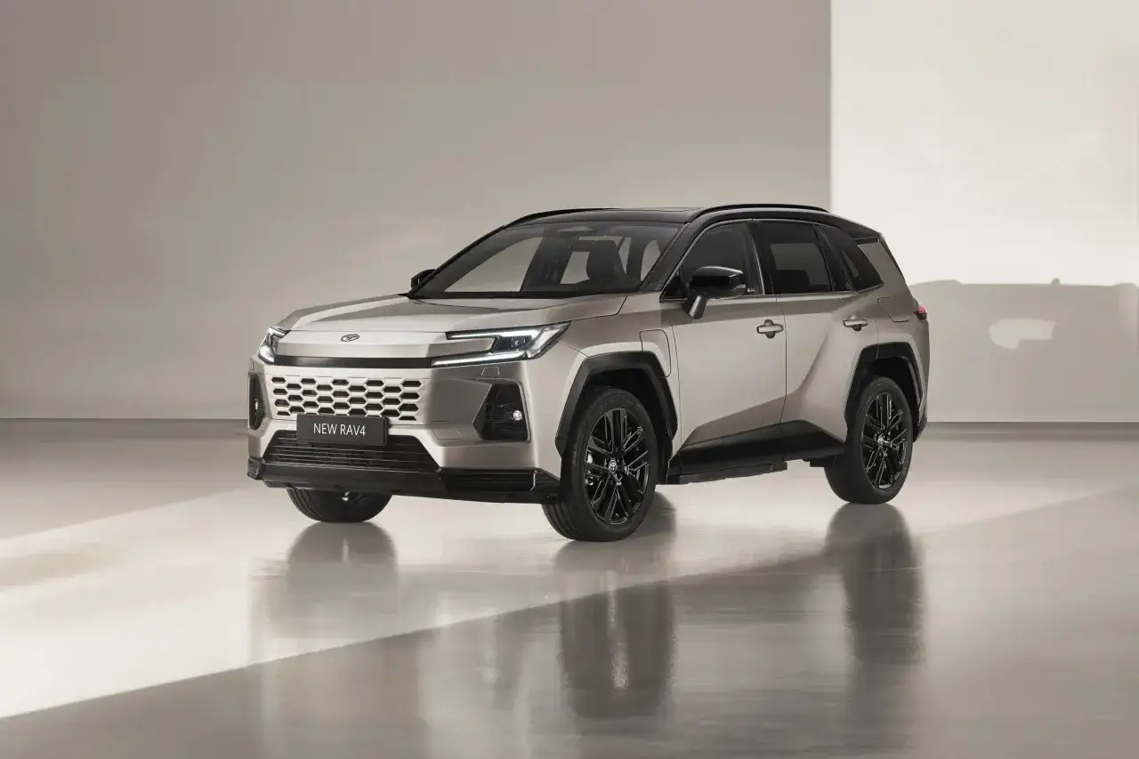 En ny, beige SUV med svarta detaljer och f&auml;lgar. Den har en modern design med skarpa linjer. Undrar du vad kostar en ny bil som denna?