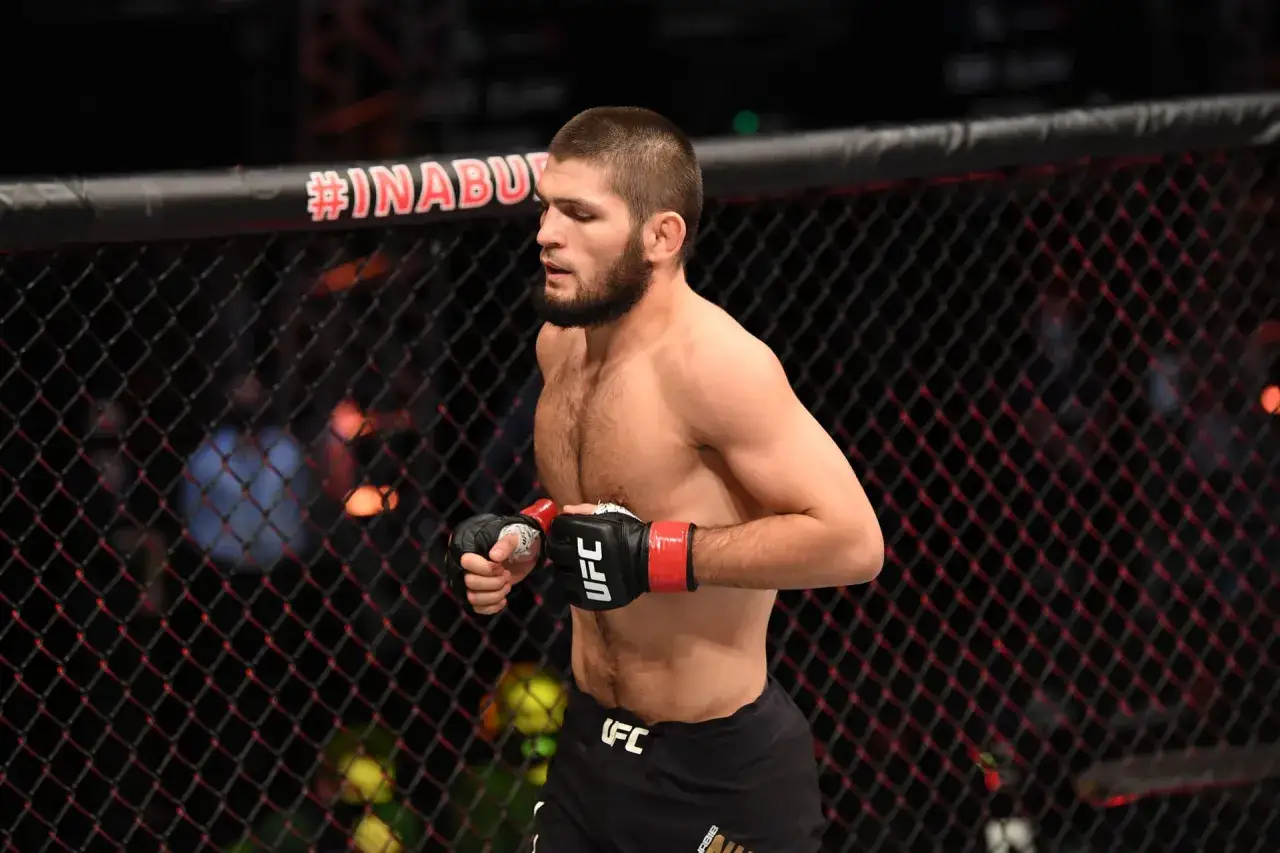Khabib Nurmagomedov, mistrz wagi lekkiej UFC, wchodzi do klatki.