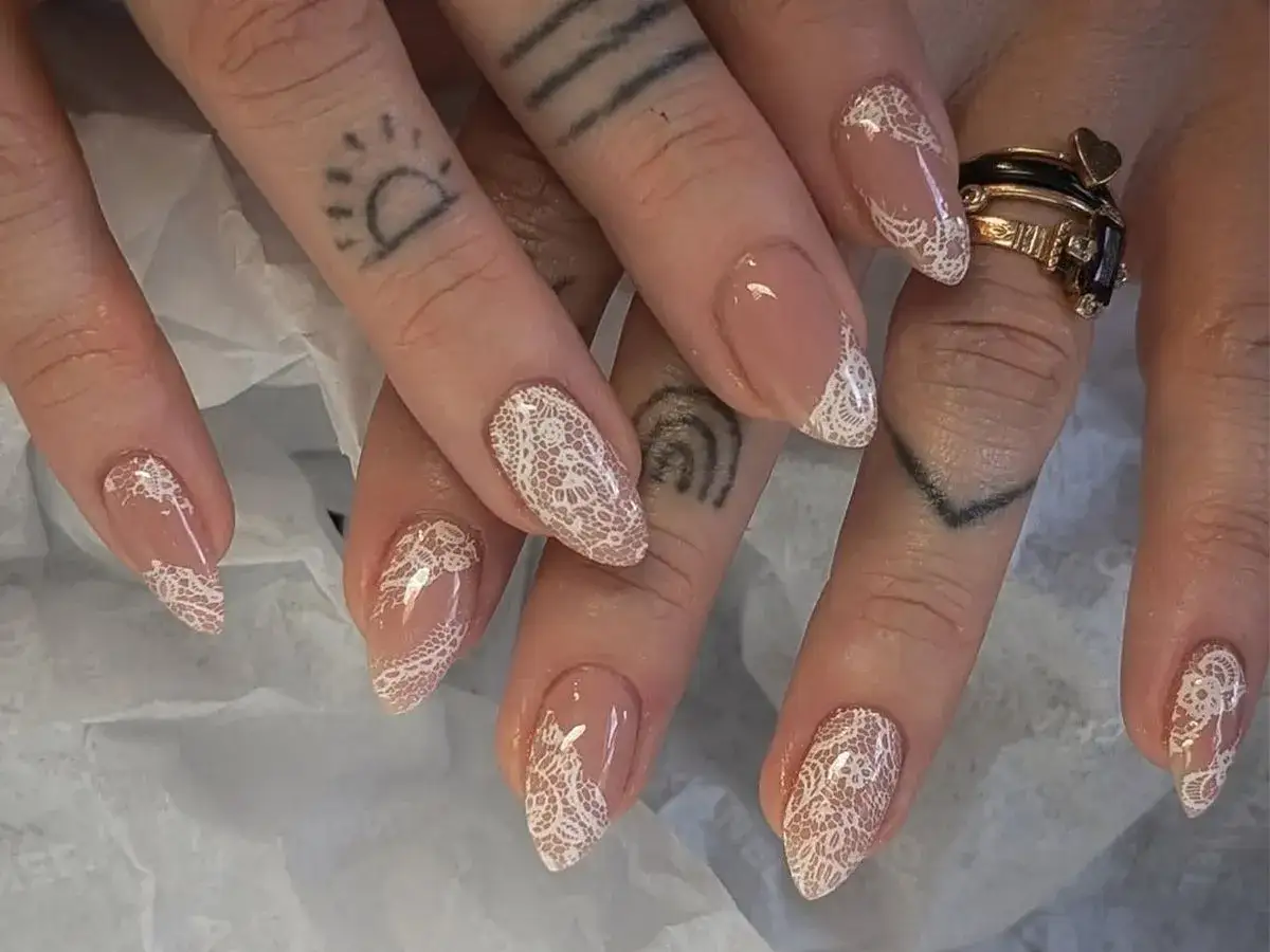 Unghie a mandorla con decorazioni in pizzo bianco, perfette idee per semipermanente eleganti e raffinate.