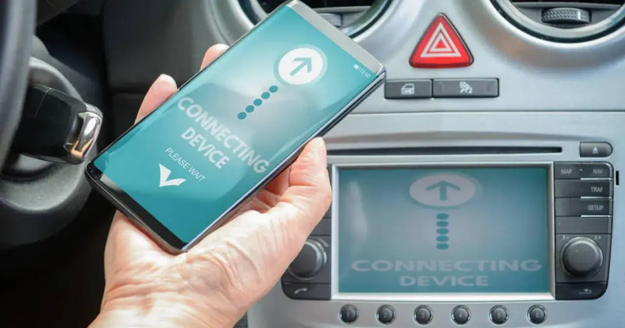Smartphone in mano, schermo mostra 