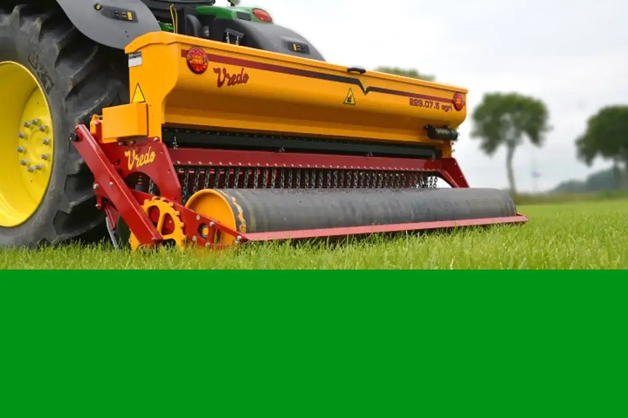 Siewnik Vredo pracuje na polu, zapewniając optymalną ilość trawy na hektar.