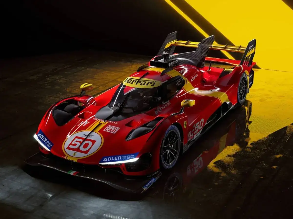 Ferrari rojo y amarillo listo para las 24 horas de Le Mans, con el n&uacute;mero 50 en el frontal.