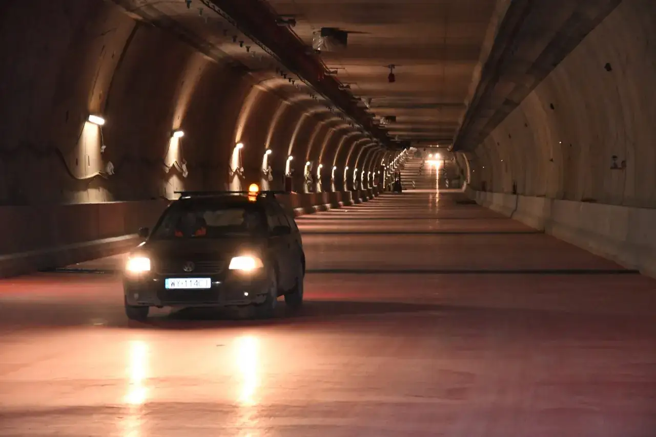 Samochód jedzie przez tunel. Czy to ten sam prom, którym dojedziemy do Świnoujścia?