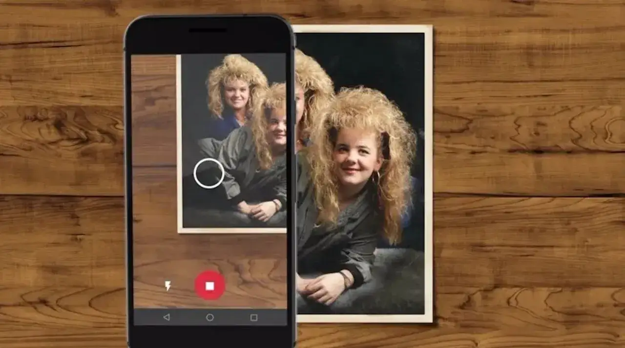 Anv&auml;nd en skanna gamla foton app f&ouml;r att digitalisera ett gammalt portr&auml;tt med tre flickor med stora frisyrer.