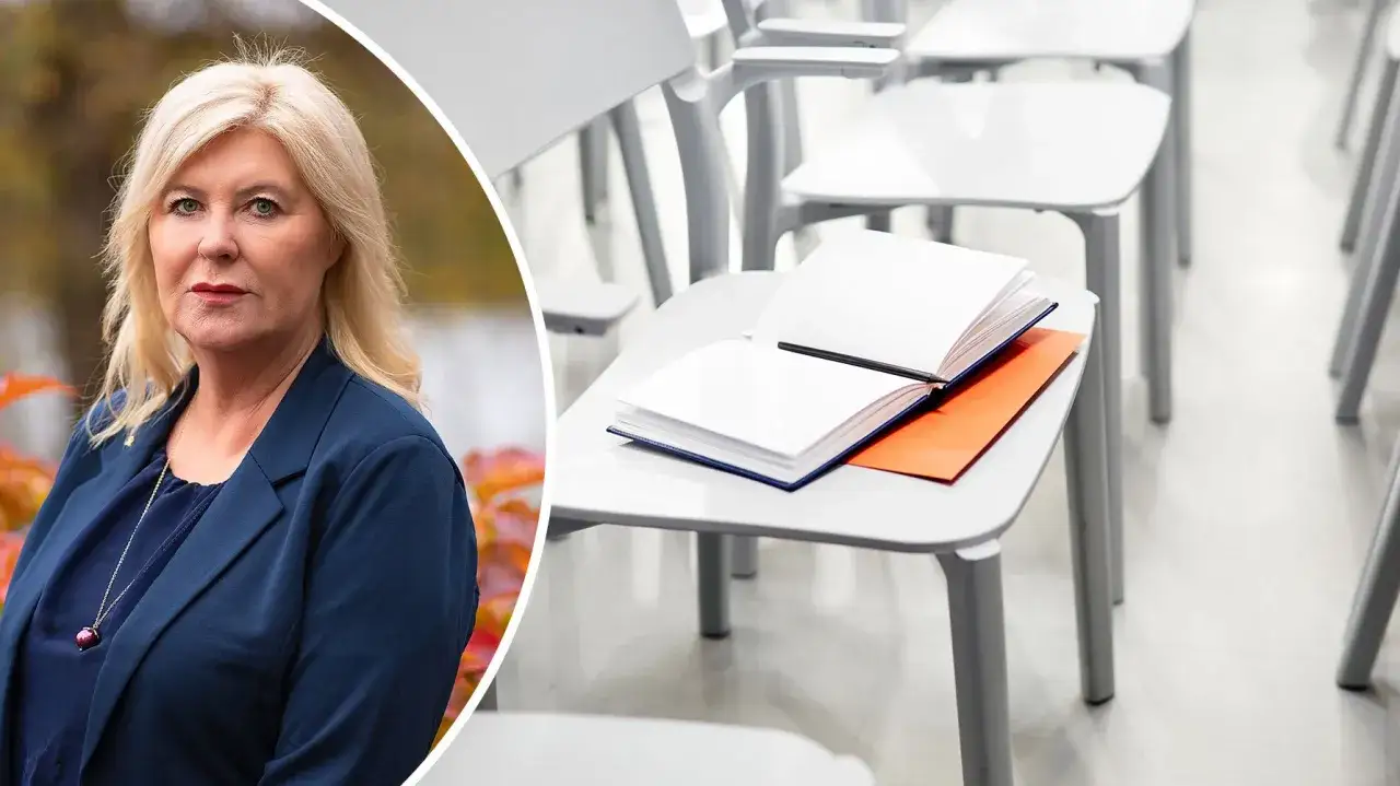En kvinna i mörkblå kavaj, kanske på väg att lära sig hur blir man rektor. Tomma stolar och böcker väntar.