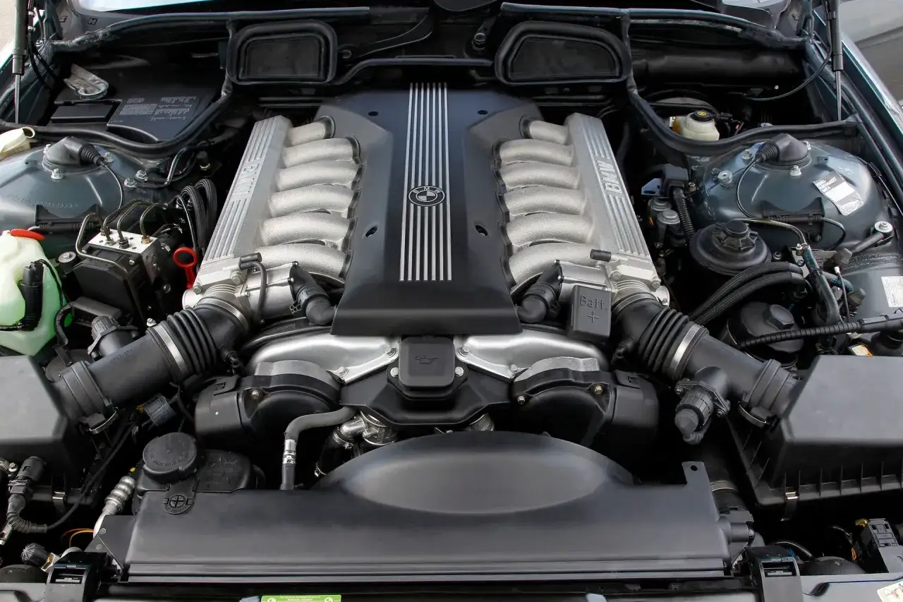 Potężny silnik V12 BMW, serce legendy motoryzacji, gotowe do dostarczenia niezrównanej mocy.