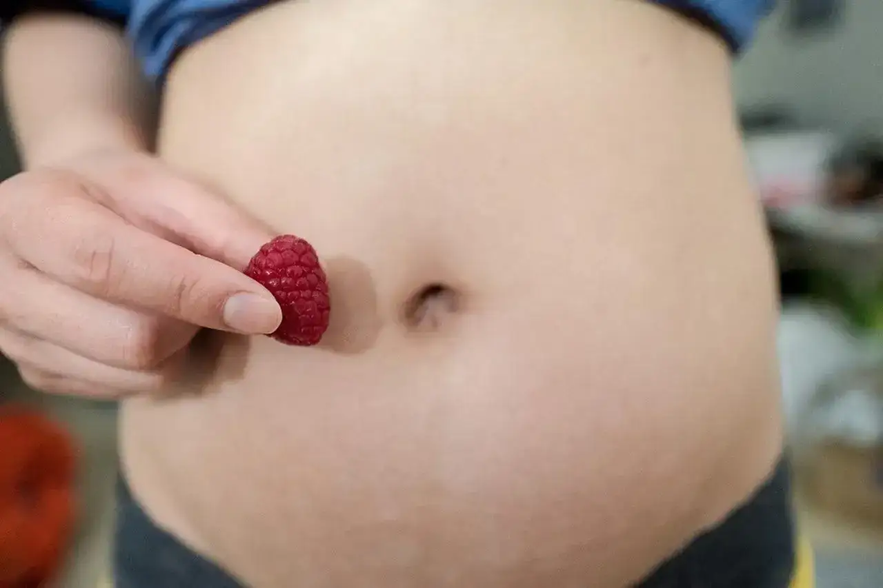 Delikatny brzuch w 9 tygodniu ciąży, porównany do maliny.
