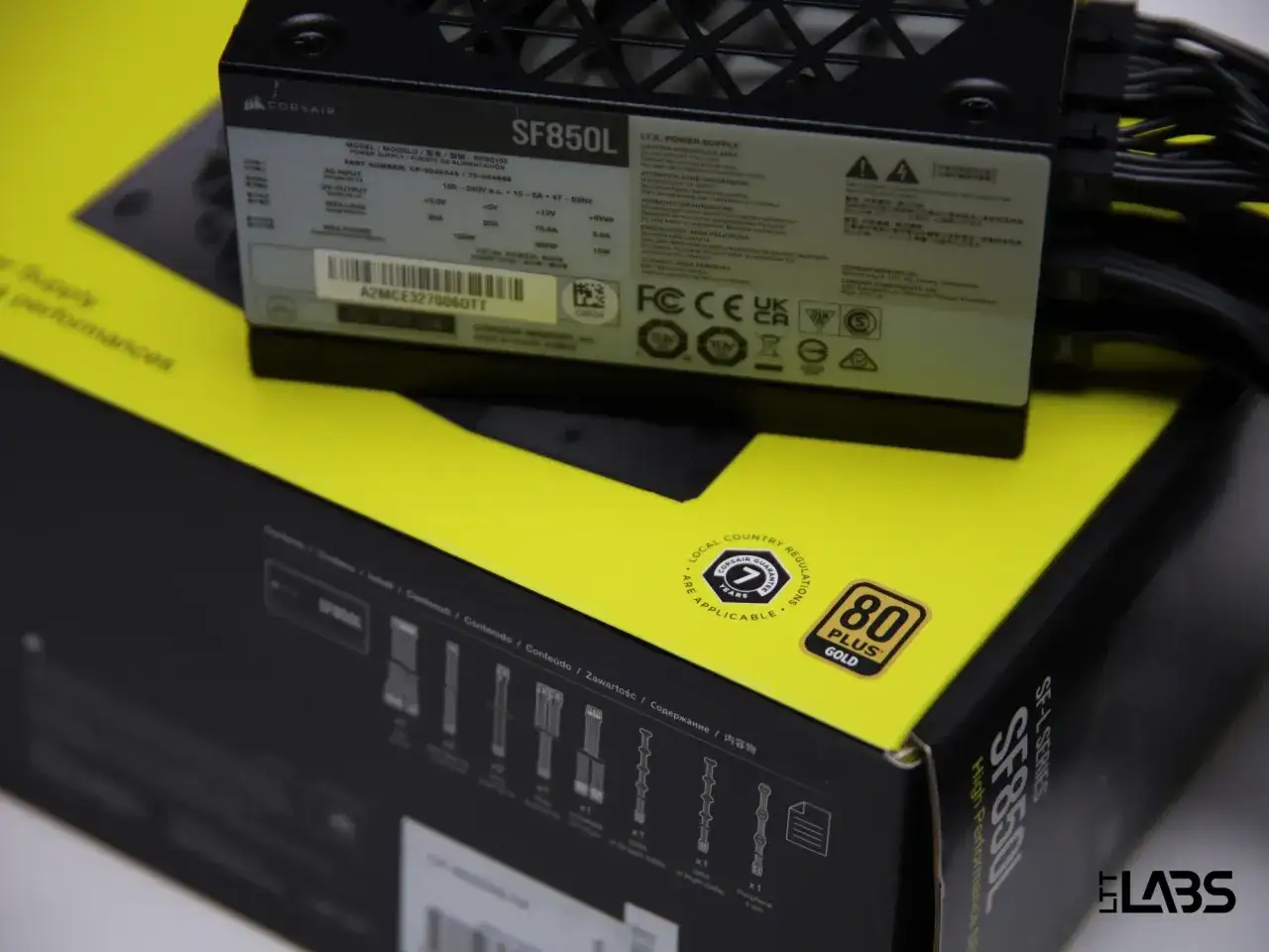 Zasilacz komputerowy Corsair SF850L z certyfikatem 80 PLUS Gold, gotowy do zasilania Twojego PC.