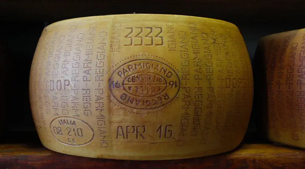 Parmigiano Reggiano blok sera z etykietą DOP