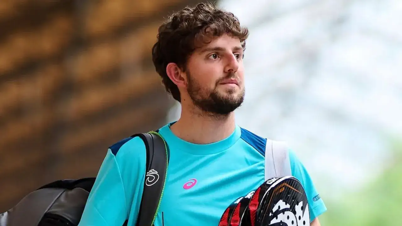 Mike Yanguas, giocatore di padel, con la sua racchetta e zaino, pronto per la partita.