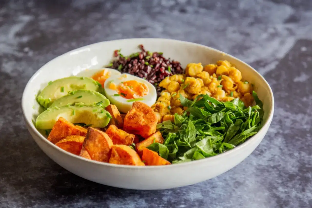 En näringsrik bowl med svarta ris, kikärtor, sötpotatis, avokado och ägg. Ett perfekt bowl recept för en hälsosam lunch.