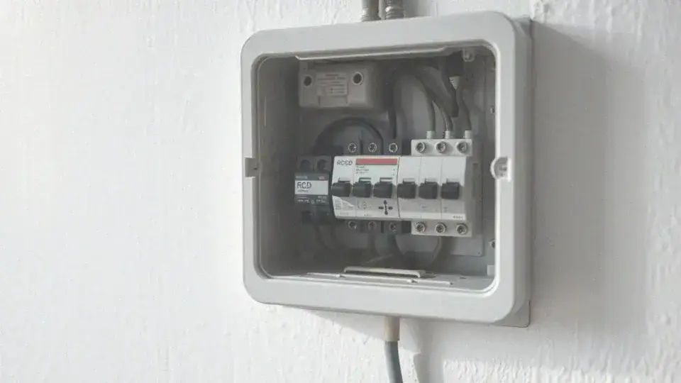 bezpieczeństwo instalacji elektrycznej płyta indukcyjna