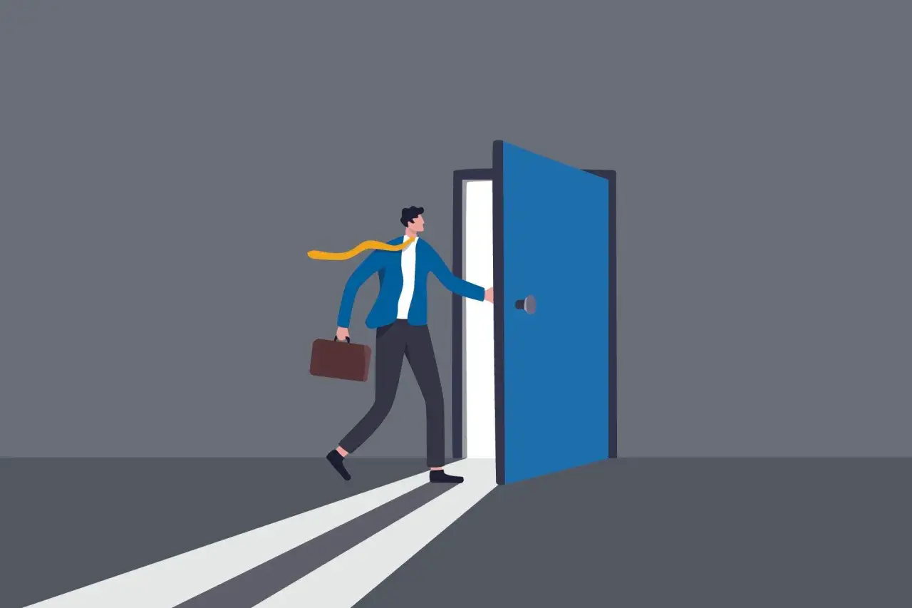 Uomo d'affari con valigetta entra in una porta blu aperta, illuminata da una luce brillante. TFM cos'è? Una nuova opportunità.