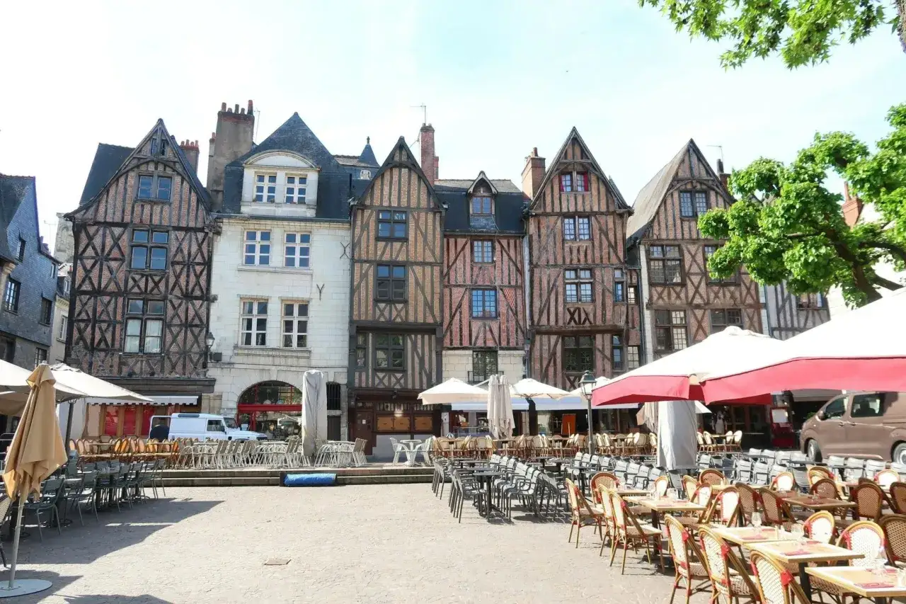 Terrasse de café devant des maisons à colombages, ambiance de vacances, le meilleur resto à Tours.
