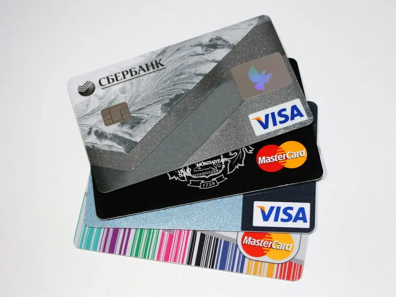 Stos kart płatniczych Visa i Mastercard. Zwrot na kartę z terminala ile trwa? Zależy od banku i systemu.