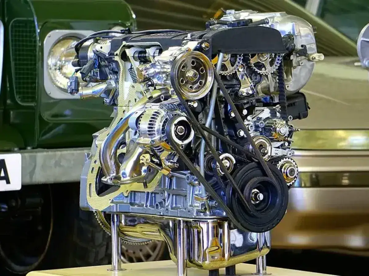 Motore cromato con cinghie e pulegge. La ventola radiatore non parte, un problema comune per questo tipo di motore.