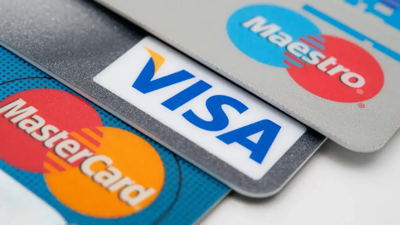 Nahaufnahme von Kreditkarten: Visa, Mastercard und eine Maestro Karte, ideal f&uuml;r Zahlungen im Ausland.