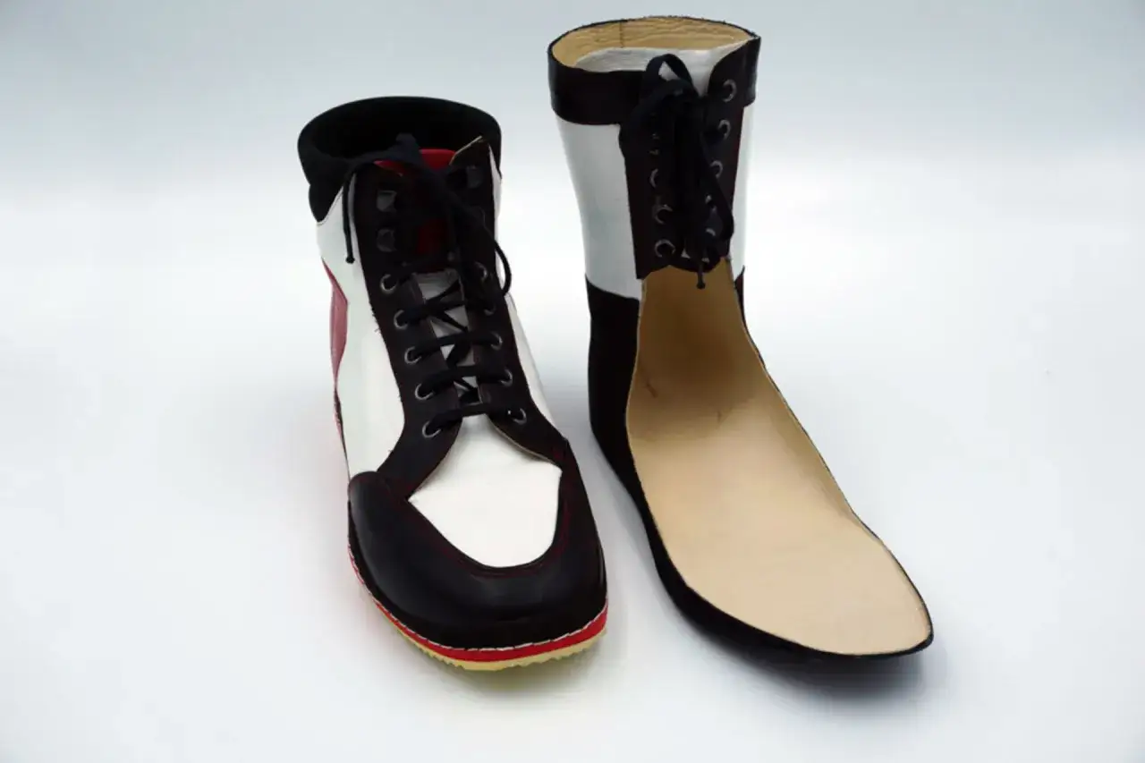 Zwei bunte Schn&uuml;rstiefel, einer davon ge&ouml;ffnet, um die ledernen Innenschuhe zu zeigen.
