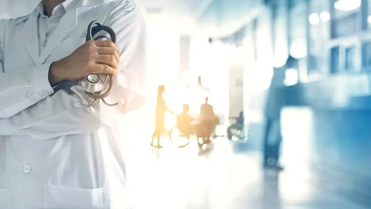 lekarz analizujący wyniki badań laboratoryjnych