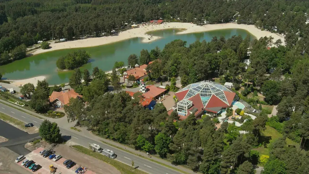 Ferienanlage am celle see mit Badesee, Campingpl&auml;tzen und einem Erlebnisbad unter Glas.
