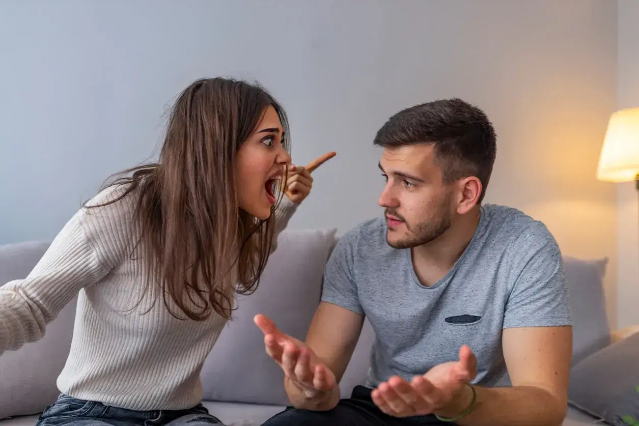 Mujer enfadada discute con su pareja, &iquest;qu&eacute; hacer cuando tu pareja te ignora? &Eacute;l parece confundido.