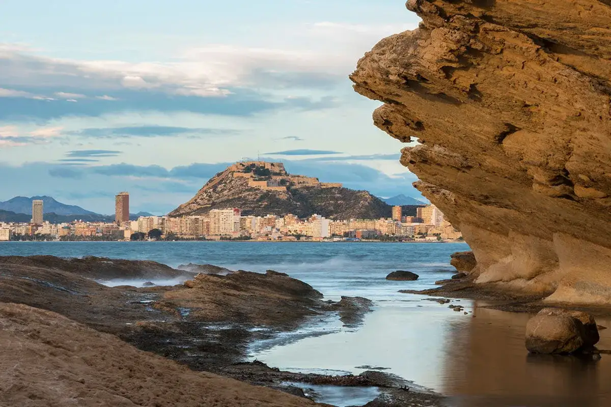 Widok na Alicante z zamkiem Santa Bárbara na wzgórzu. Warto zobaczyć to miasto i jego wybrzeże.